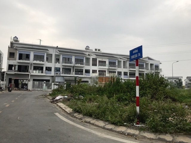 Khu đô thj vẫn vắng vẻ, lác đác mới thấy tốp thợ hoàn thiện nốt căn nhà cho gia chủ