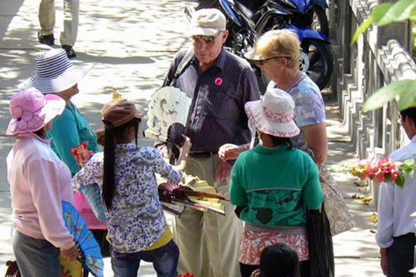 Ép khách du lịch mua hàng hóa, dịch vụ sẽ bị 1 - 3 triệu đồng (Ảnh: Internet)