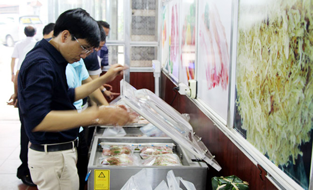 Điểm bán thịt lợn an toàn sinh học của HTX ở khu phố 1