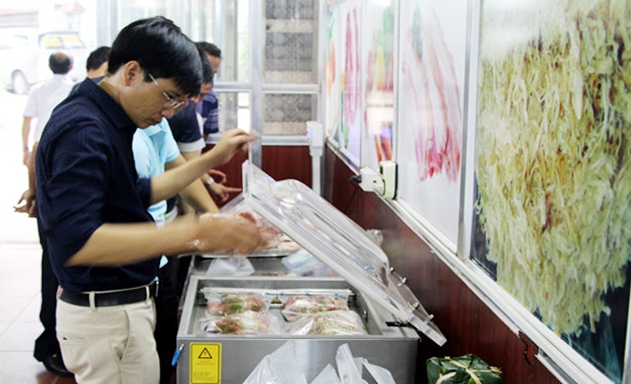 Điểm bán thịt lợn an toàn sinh học của HTX ở khu phố 1