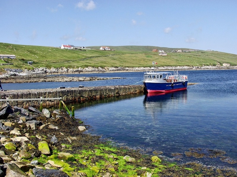 6. Quần đảo Shetland (Scotland) Quần đảo Shetland là kho tàng ẩn danh không thể tin được của Scotland, nằm ở điểm cực bắc của Vương quốc Anh, chúng cách bờ biển Scotland 170km. Tới đây, du khách thỏa sức thong dong đi bộ ngắm cảnh, ngắm chim trời, hít hà hương thơm của loài hoa cúc trải dài quanh quần đảo. Một nơi để bạn tạm quên đi cuộc sống xô bồ để thả mình vào thiên nhiên đất trời rộng lớn giữa bãi biển trải dài, mênh mông bất tận. Graham-H/Pixabay