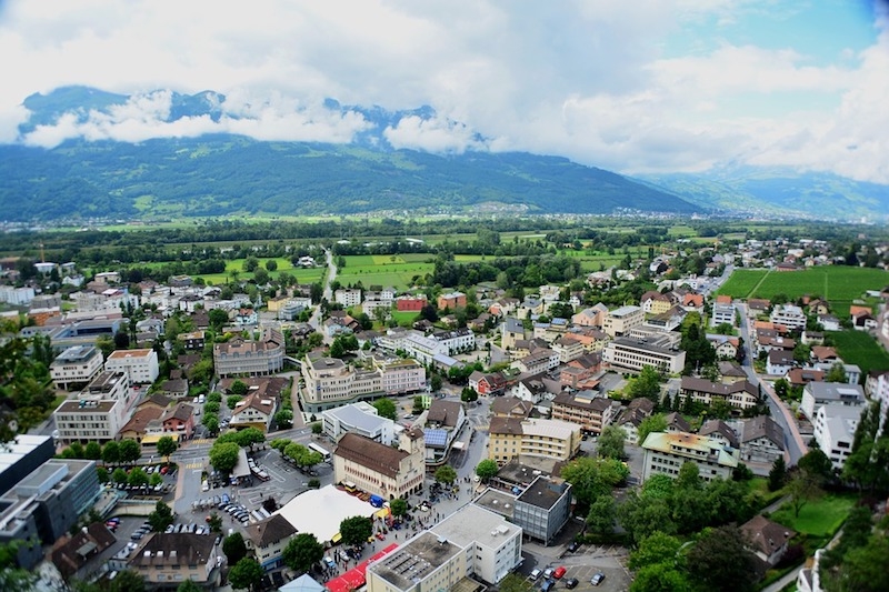 8. Công quốc Liechtenstein Nằm xen giữa Thụy Sĩ và Áo, với diện tích 160 km², Liechtenstein là một trong những quốc gia nhỏ nhất thế giới, nhưng là một trong những quốc gia thịnh vượng nhất châu Âu. Năm 2019 đánh dấu kỷ niệm 300 năm của Công quốc. Stones/Pixabay