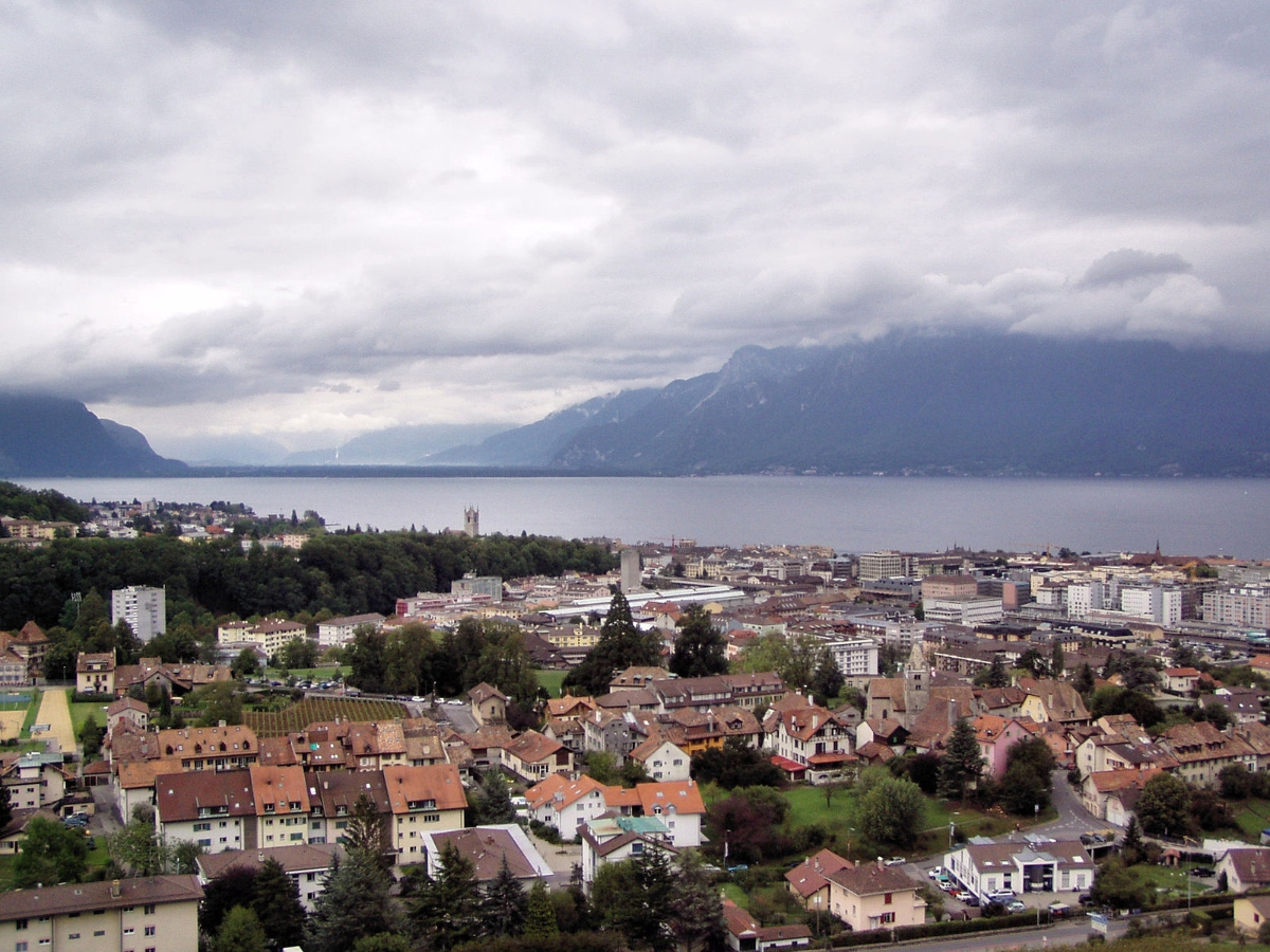 9. Vevey (Thụy Sĩ) Từ thế kỷ 18, Vevey đã nổi tiếng là một điểm đến ngao du sơn thủy của giới quý tộc, văn nghệ sĩ châu Âu. Đây cũng là nơi đặt đại bản doanh của hãng Neslé. Hằng năm, thành phố nhỏ Vevey chào đón Lễ hội rượu vang vào tháng 7 và năm nay sẽ diễn ra lễ hội lần thứ 20. Trong chương trình sẽ có tiết mục trình diễn trang phục ngoạn mục, diễu hành, buổi hòa nhạc và nếm rượu vang trong hơn ba tuần. Wikimedia Commons