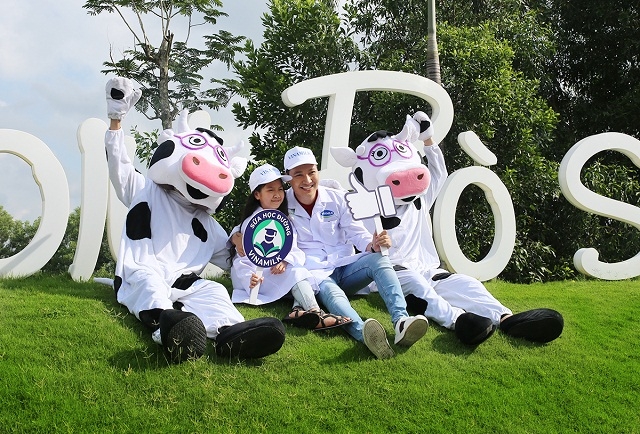 Ông bố Mạnh Trường và Chip - cô con gái lớn trong chuyến tham quan resort bò sữa Vinamilk ở Tây Ninh