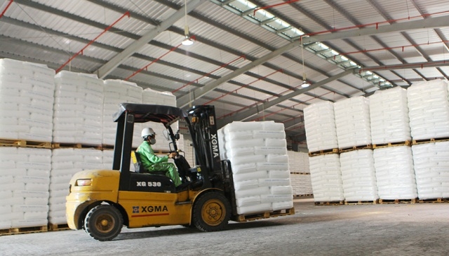 Hoạt động xuất hàng tại Tổng kho Dung Quất.