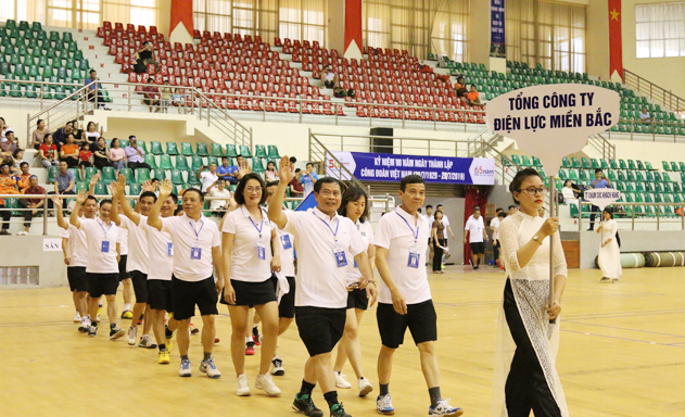 Đoàn vận động viên tham gia diễu hành