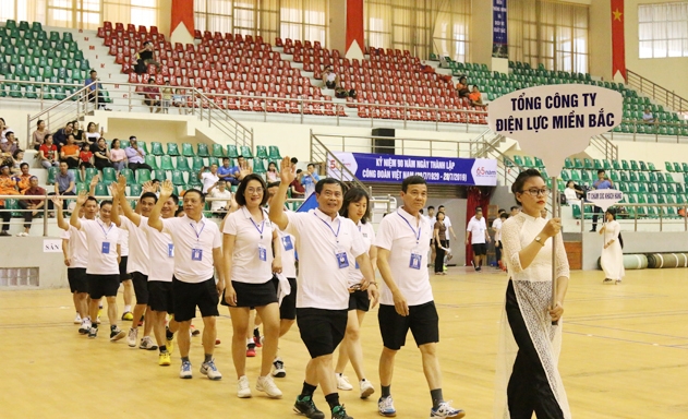 Đoàn vận động viên tham gia diễu hành