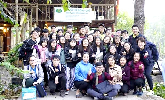 Khách du lịch chụp ảnh lưu niệm tại HTX Đồng Quê