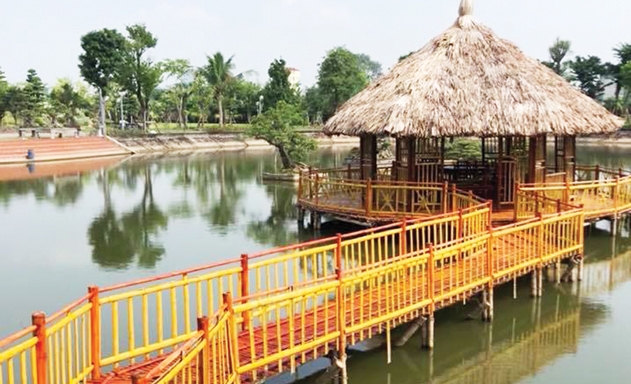 Một công trình nhà tre trên hồ do HTX thi công