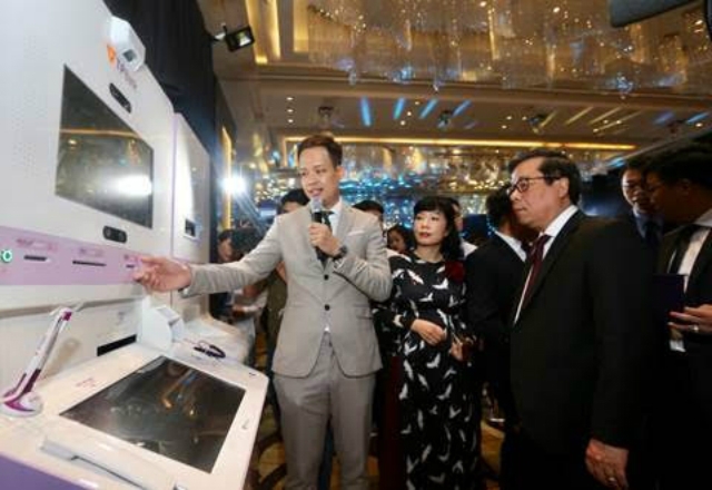 Phó Thống đốc NHNN Nguyễn Kim Anh trải nghiệm tính năng phát hành thẻ chip tại TPBank LiveBank