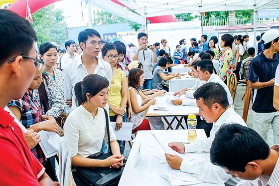 Một bộ phận cử nhân quay lại học nghề để tìm việc làm (Ảnh: Ineternet)
