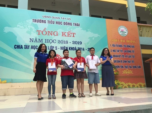 Đại diện Ngân hàng Quốc Dân trao quà cho các em học sinh đạt thành tích cao