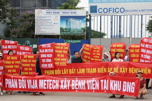 Cư dân phản đối điều chỉnh quy hoạch tại khu đô thị Đoàn Ngoại giao (Ảnh: Interntet)