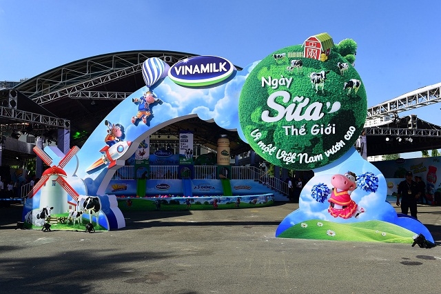 Sự kiện được tổ chức tại Nhà thi đấu Phú Thọ (Tp.HCM) thu hút sự tham gia của nhiều gia đình đưa con đến nhân dịp 1/6