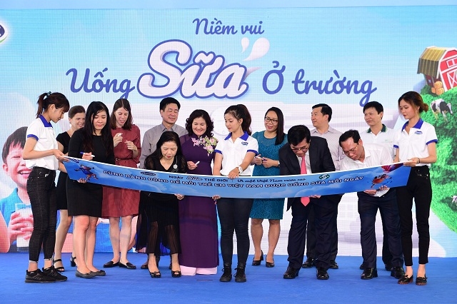 Tại sự kiện, các đại biểu tham dự đã cùng ký tên lên bảng tượng trưng với thông điệp Hành động để mỗi trẻ em đều được uống sữa mỗi ngày