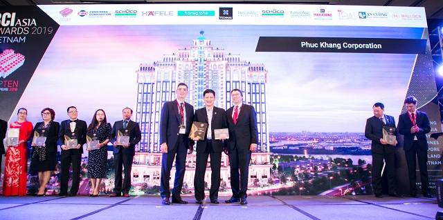 Ông Trương Anh Tú – Giám đốc Phát triển Kinh doanh Phuc Khang Corporation (giữa) nhận giải TOP Ten Developers 2019
