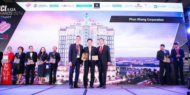 Ông Trương Anh Tú – Giám đốc Phát triển Kinh doanh Phuc Khang Corporation (giữa) nhận giải TOP Ten Developers 2019