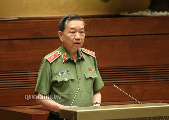 Bộ trưởng Bộ Công an Tô Lâm trả lời chất vấn (Ảnh: Quochoi.vn)