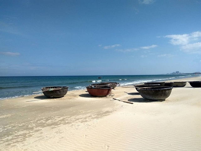 Thuyền thúng nằm im lìm trên bãi cát (ảnh @ahpang82)