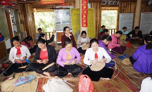 ​Thành viên HTX làm các sản phẩm theo đơn đặt hàng