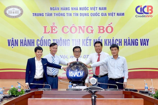Lãnh đạo Ngân hàng Nhà nước và Trung tâm Tín dụng quốc gia Việt Nam vừa bấm nút vận hành cổng thông tin kết nối khách hàng vay