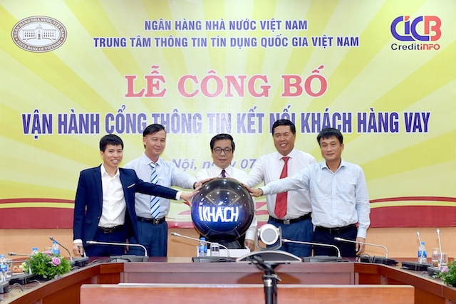 Lãnh đạo Ngân hàng Nhà nước và Trung tâm Tín dụng quốc gia Việt Nam vừa bấm nút vận hành cổng thông tin kết nối khách hàng vay