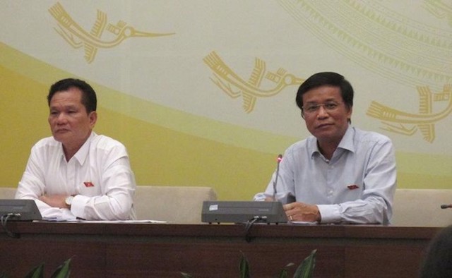 Tổng thư ký Quốc hội Nguyễn Hạnh Phúc (phải) và Phó Chủ nhiệm Ủy ban về các vấn đề xã hội của Quốc hội Bùi Sỹ Lợi