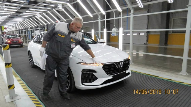 Kiểm tra sản phẩm trong dây chuyền lắp ráp