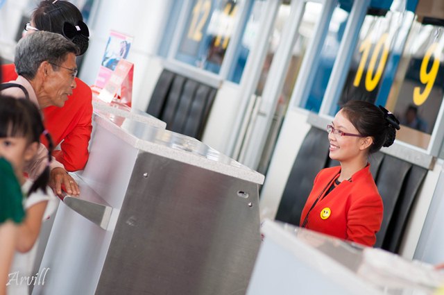 Các gia đình đi cùng người già trên 65 tuổi hoặc trẻ em dưới 12 tuổi sẽ được ưu tiên làm thủ tục hàng không tại quầy riêng (Ảnh Internet)