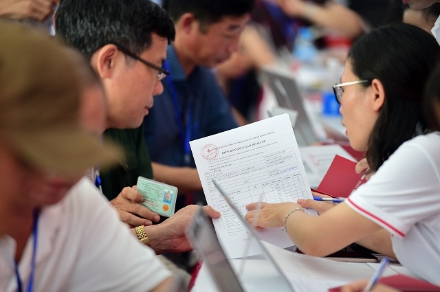 Nhiều khách hàng có mặt từ sớm, phấn khích khi trở thành chủ nhân của chiếc xe thương hiệu Việt đầu tiên