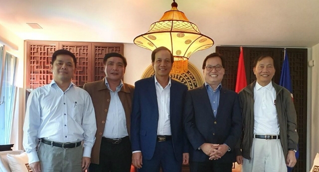 Phó Chủ tịch Nguyễn Văn Thịnh tại Trụ sở Phái đoàn thường trực Việt Nam bên cạnh Liên Hợp Quốc ngày 16-6-2019. Trong ảnh từ trái qua phải: Phó Chủ tịch Liên minh HTX Nguyễn Văn Thịnh, Chủ tịch Tổng LĐLĐVN Bùi Văn Cường, Bộ trưởng Bộ LĐTBXH Đào Ngọc Dung, Đại sứ Trưởng phái đoàn Dương Chí Dũng, Phó Chủ tịch VCCI Hoàng Quang Phòng.