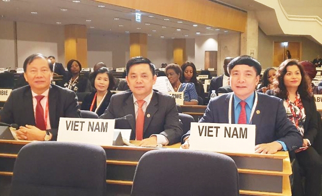Phó Chủ tịch Nguyễn Văn Thịnh (giữa) và các thành viên đoàn Việt Nam tham dự Hội nghị