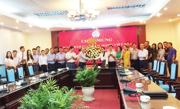 Chủ tịch Nguyễn Ngọc Bảo tặng lẵng hoa chúc mừng Thời báo Kinh Doanh