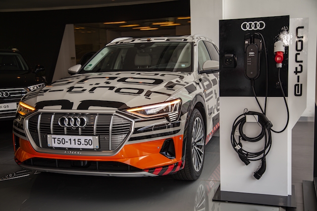Audi e-tron hiện được trưng bày ở showroom Audi TP Hồ Chí Minh và sẽ tới Audi Hà Nội và Audi Đà Nẵng cho những người yêu xe khám phá (Ảnh Internet)