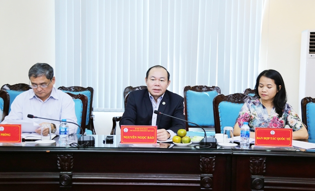 Chủ tịch Liên minh HTX Việt Nam Nguyễn Ngọc Bảo (giữa) tại buổi làm việc