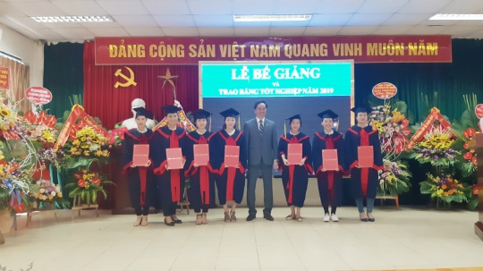 Ông Nguyễn Viết Cường - Hiệu trưởng Nhà trường trao bằng tốt nghiệp cho các HSSV