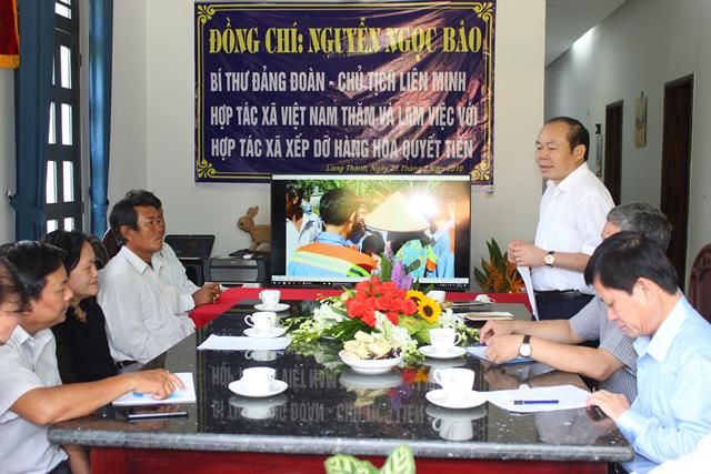 Chủ tịch Nguyễn Ngọc Bảo làm việc với HTX xếp dỡ hàng hoá Quyết Tiến