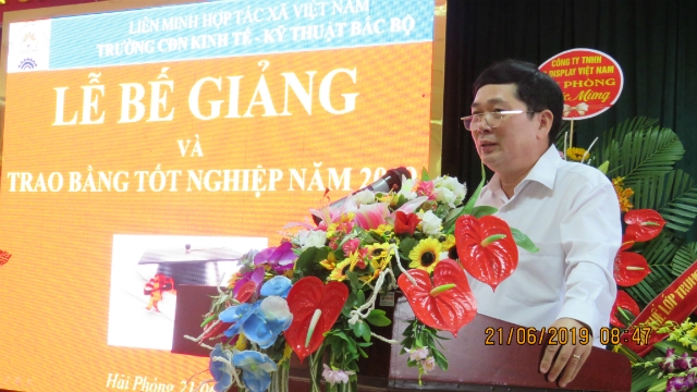 Ông Lê Văn Nghị - Phó Chủ tịch Liên minh HTX Việt Nam phát biểu tại Lễ bế giảng