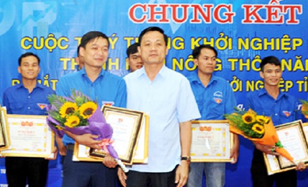Đại diện HTX nhận giải Nhất cuộc thi “Ý tưởng khởi nghiệp sáng tạo thanh niên nông thôn Tuyên Quang năm 2018”