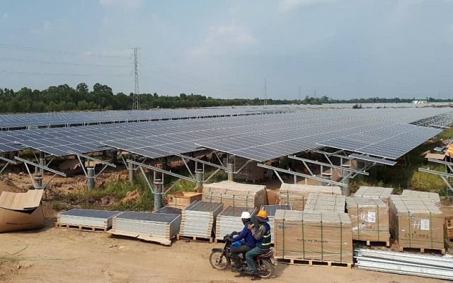 EVN đề nghị không khuyến khích đầu tư phát triển điện mặt trời tại các vùng có bức xạ thấp mà ưu tiên phát triển các dự án có độ bức xạ tốt để giảm áp lực tăng giá bán lẻ.(Ảnh Internet)
