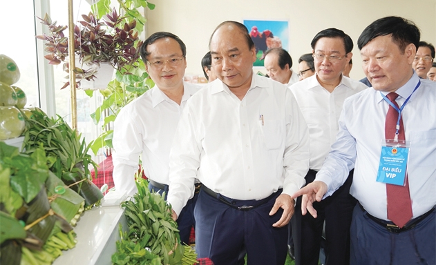 Thủ tướng tham quan các gian hàng của doanh nghiệp tại Hội nghị ngày 25/6