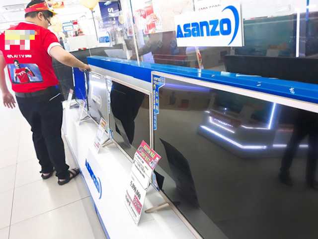 Ti vi Asanzo được trưng bày trên kệ riêng có in logo hãng tại một siêu thị điện máy. (Nguồn: Internet)