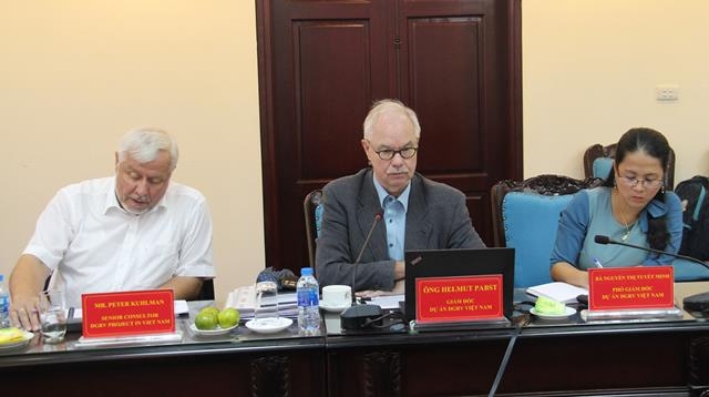 Giám đốc Dự án DGRV tại Việt Nam Helmut Pabst (ngồi giữa) phát biểu tại cuộc làm việc