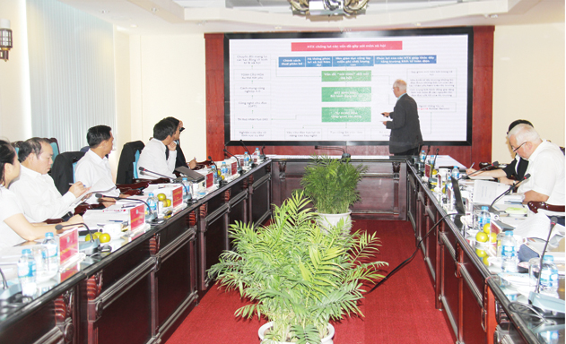 Giám đốc Dự án DGRV tại Việt Nam Helmut Pabst thuyết trình tại buổi làm việc