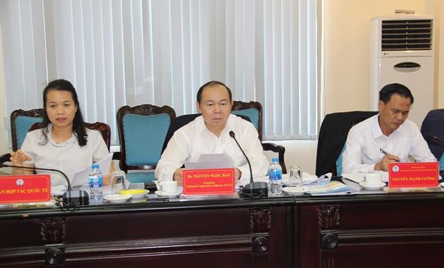 Chủ tịch Liên minh HTX Việt Nam Nguyễn Ngọc Bảo (ngồi giữa) phát biểu tại cuộc làm việc