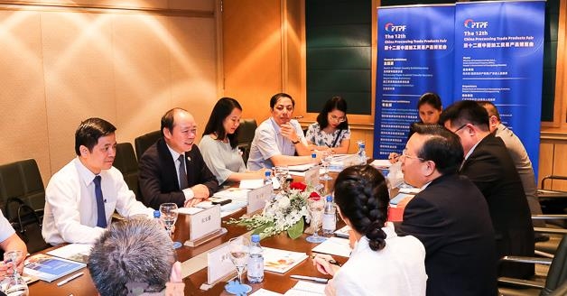 Chủ tịch Liên minh HTX Việt Nam Nguyễn Ngọc Bảo hội đàm với ông Trương Quán Tử - Ủy viên Thường trực, Phó Chủ tịch UBND thành phố Đông Quản, tỉnh Quảng Đông và tham tán Thương mại Trung Quốc tại Việt Nam