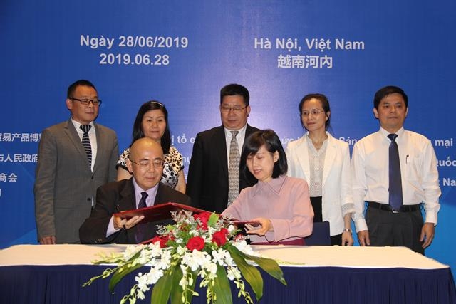 Phó chủ tịch Liên minh HTX Việt Nam Nguyễn Văn Thịnh cùng các đại biểu chứng kiến lễ ký kết giữa đại diện Bộ Công thương với Đại sứ quán Trung Quốc