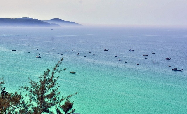 Bãi biển Vạn Tường với vẻ đẹp trong xanh, yên ả