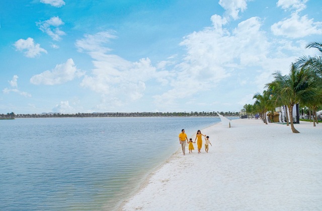 Đằng sau những hình ảnh “mãn nhãn” về khu hồ trải cát trắng 24,5ha là 70 ngày thi công thần tốc, là quyết tâm của toàn bộ đội ngũ kỹ sư, công nhân viên của đại dự án Vinhomes Ocean Park. Tất cả đã cùng nhau vượt qua mọi trở ngại, khó khăn để tạo nên kỳ tích mới