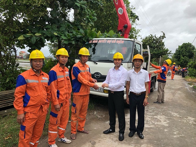 Ông Nguyễn Sông Thao - Phó Giám đốc Công ty Điện lực Quảng Ninh tặng quà công nhân Điện lực Quảng Yên khắc phục sự cố, kịp thời cấp điện trở lại cho khách hàng